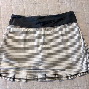 LULULEMON Size 4 Run Pace Setter tennis skirt. Gray stripes.